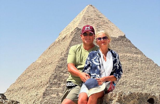 Full-Day Tour to Giza Pyramids, Egyptian Museum & Khan Al-Khalili