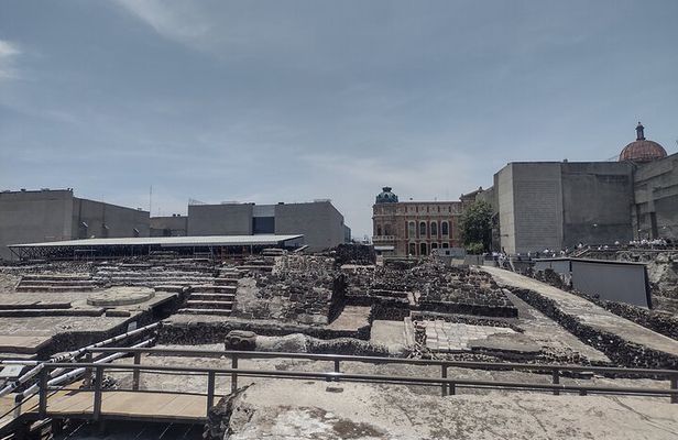 Historic center walking tour through time and space