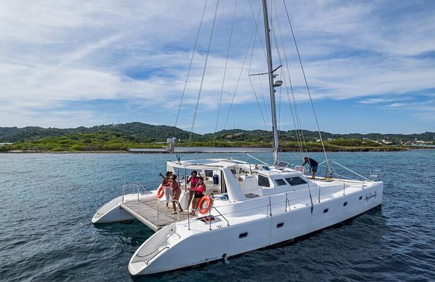 Private Catamaran Cruise around the Southshore of Roatan