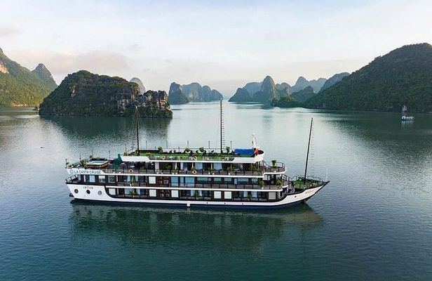 Luxury 3-Day La Casta Cruise: Halong & Lan Ha Bay from Hanoi