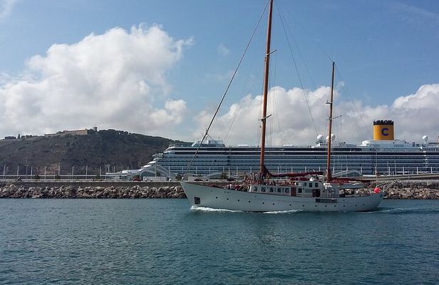 Barcelona: Skyline sailing tour with music and drink