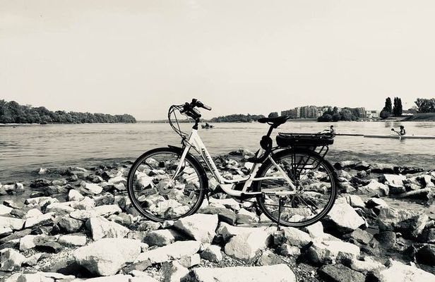 E-Bike Guided Tour in Castle Hill Budapest