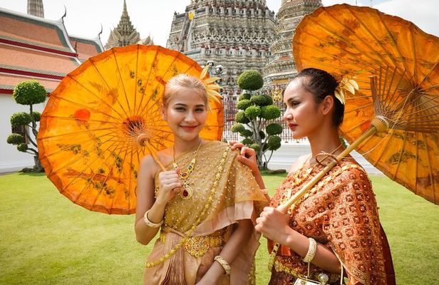 Thai Costume Photo Tour at Wat Arun Bangkok from Bangkok