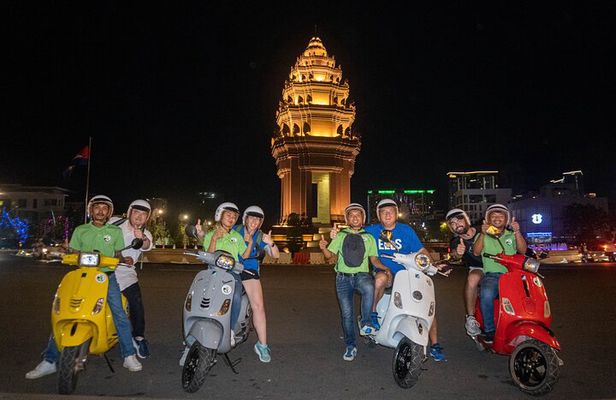 Phnom Penh Vespa City Tour and Sunset Boat with drinks