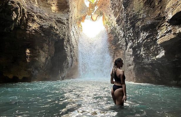 Private Tour to La Leona Waterfall with Tubing and Lunch
