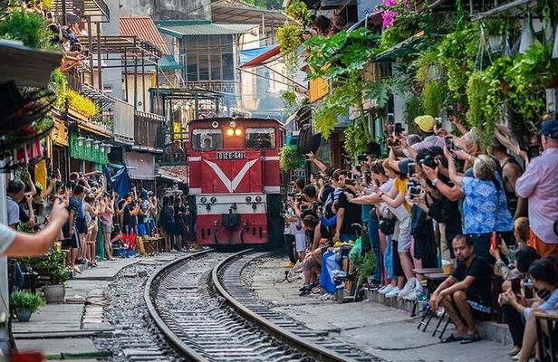 Hanoi City Tour: Private Half-Day Customized with Train Street