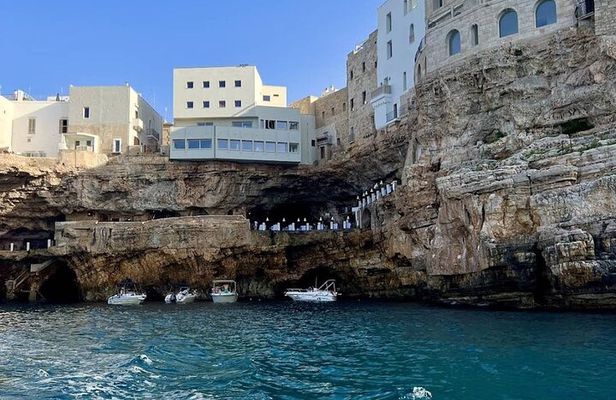 Tour of the magnificent coast of Polignano a Mare