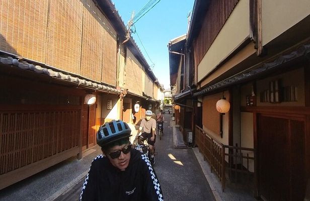 FIRST TIME in Kyoto? Let our E-BIKE private tour lead you!