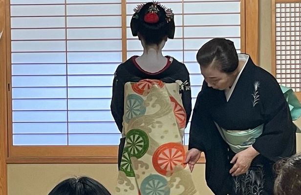 Kyoto: Meet the Geisha Maiko with Gion Walking Tour