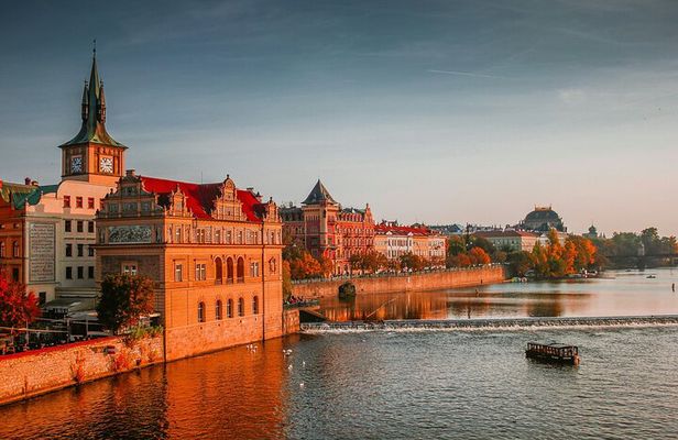 VIP Prague tour: Vintage car, Lunch, Castle, Old Town, Dancing h.