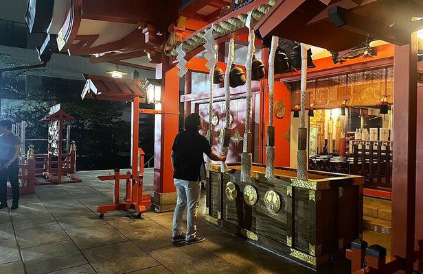 Shinjuku Kabukicho bar hopping & grab a bite tour w/Local Guide