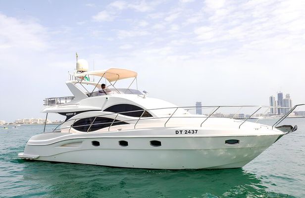 Dubai: Private Yacht Tour Experience with Soft Drinks 
