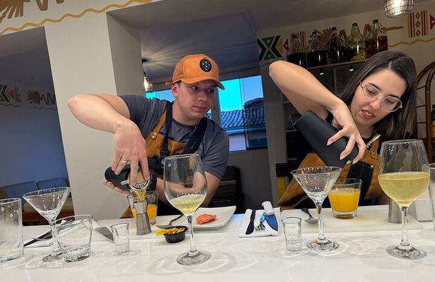 Market tour & Cooking class: Lomo Saltado with cocktail
