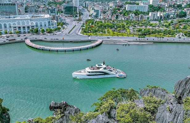 Halong Bay Saquila Yacht Explore Sung Sot Cave & Titop Island