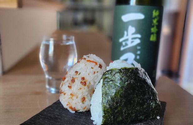 Kamakura Small Group Onigiri making and Sake Tasting in Sake Bar
