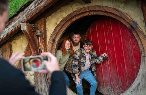 Hobbiton & Rotorua Small Group Tour from Auckland