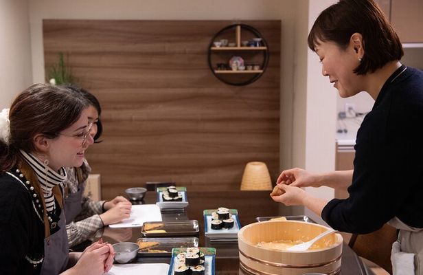 Nishiki Market, Private Sushi class & Sake Tasting in Townhouse