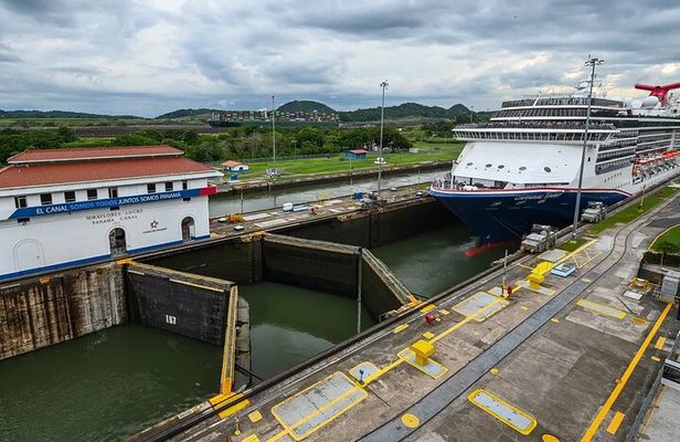 Ocean to Ocean Tour in Panama Canal