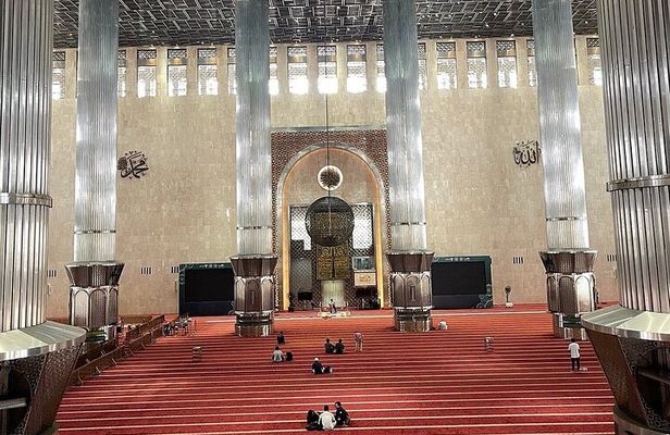 Jakarta Half-Day Guided Tour with a Private Fun Local Host