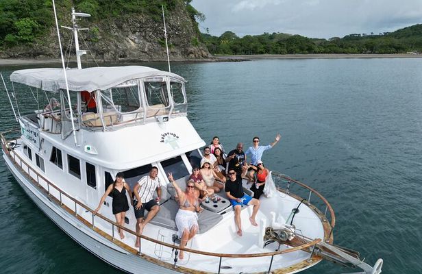 Private Boat Tour with Free Food and Drinks and Snorkeling