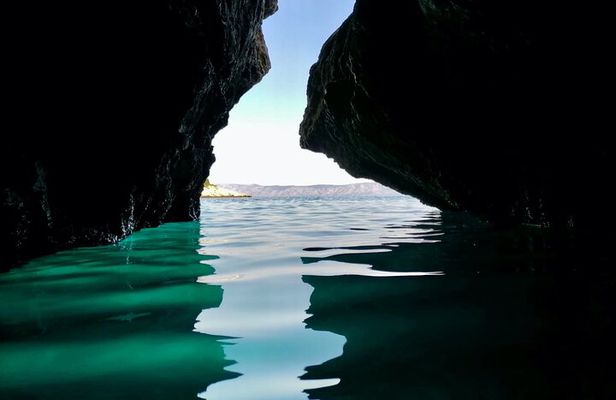 Makarska: 3-Island Speedboat Tour with Cave and Blue Lagoon