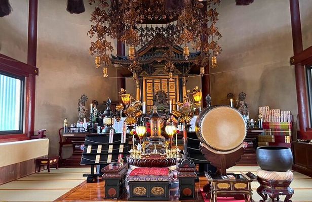 Tokyo: Locals Secret Shrine Tour // Walk with a Guide