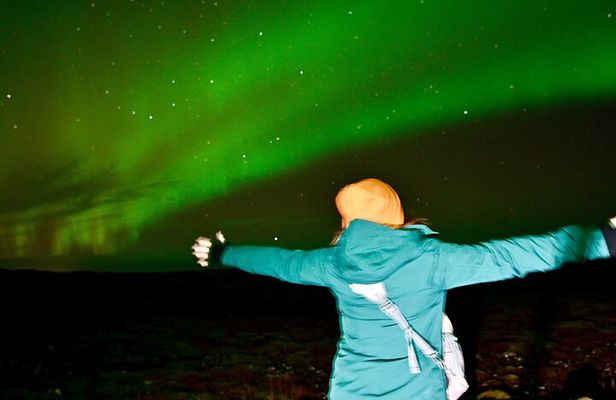 From Reykjavik 4x4 Minibus Northern Lights with Photo and Cocoa
