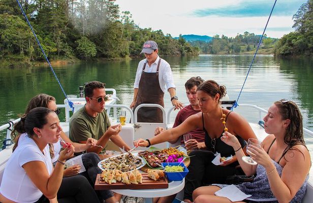 Guatape private day trip & Lunch o the lake (culinary experience)