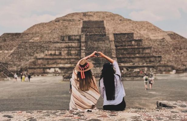 Guided Tour in Teotihuacan with Cave Breakfast and Tansport