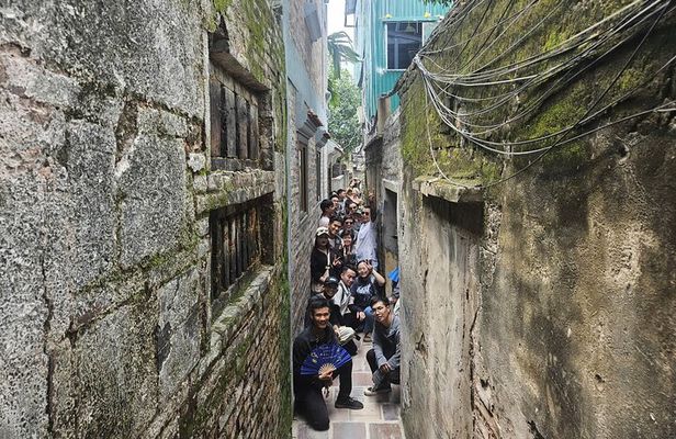 Walking Food and Treasure Hunt Tour in Hanoi
