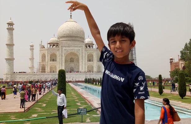 Visit Taj Mahal in a day from Bangalore choosing your own flights