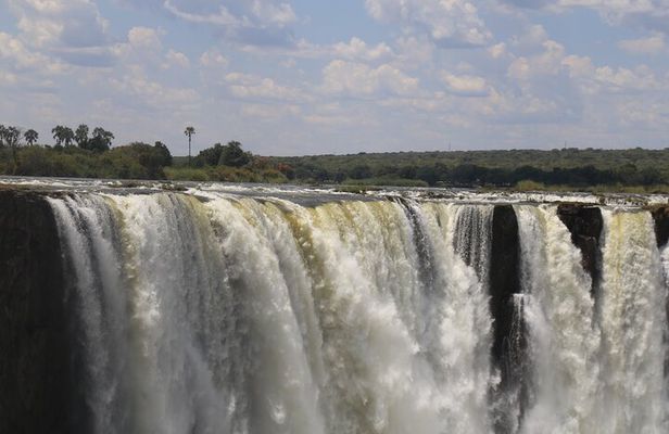 Zimbabwe and Zambia Falls Guided Tour with Sunset Cruise