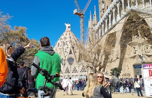 Barcelona Relaxed Bike Tour: City Highlights with E-Bike Option