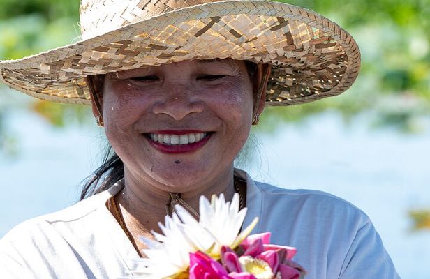 Siem Reap: Lotus Silk Farm - Tour, Lake & Artisan immersion
