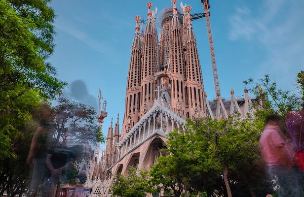 Photo Walking Tour Sagrada Familia and Gaudí in Barcelona