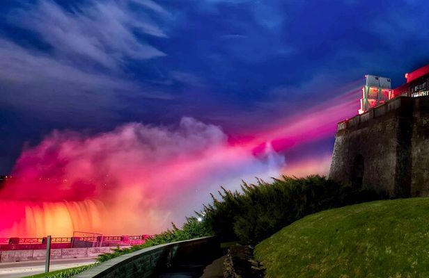 Niagara Falls Evening Tour with Boat, Dinner & Illumination Tower
