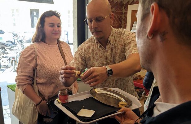 Bordeaux Evening Food Tour : Local Delicacies 