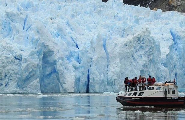 Sailing to San Rafael Lagoon from Puerto Tranquilo Summer only