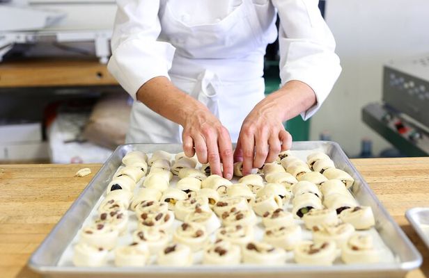 3-Hour Croissant & Pastry Cooking Class With Local Baker in Paris