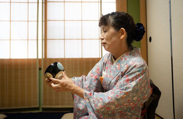 Kyoto: Tea Ceremony Experience in a small tea room