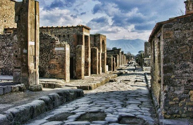 Pompeii: Entry Ticket and Guided Tour with an Expert Historian