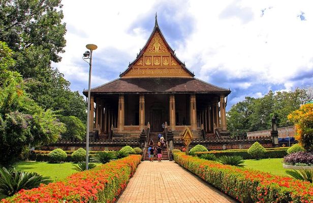 Vientiane Private Full-Day Tour with Buddha Park and Lunch 