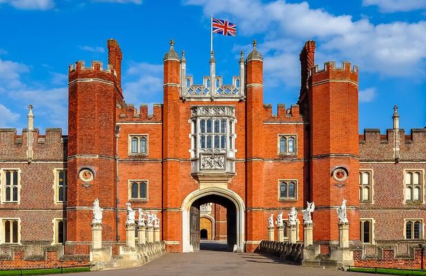 Private Chauffeured Tour to Hampton Court Palace from London
