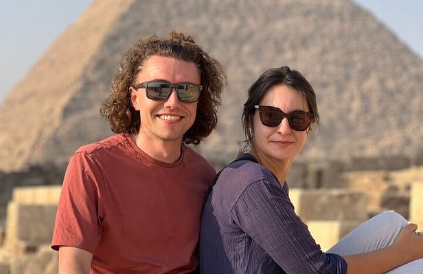 Cairo: Pyramids, Bazaar, Lunch with Female Guide