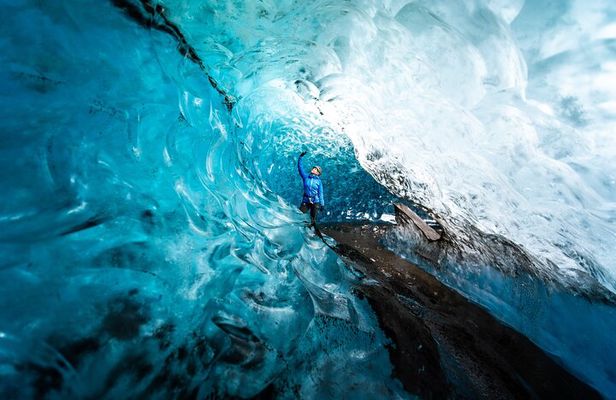 Jökulsárlón: Visit a Natural Blue Ice Cave