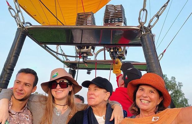 Balloon Flight with Breakfast and Transportation in Teotihuacan