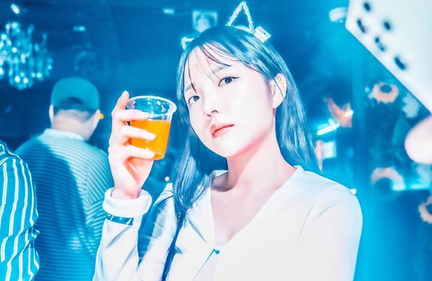 Seoul: Itaewon Premium Pub Crawl with Open Bottles