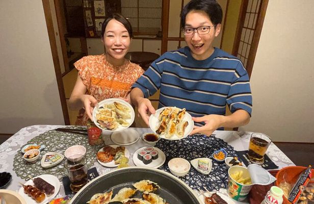 Yokohama: Manga Art & Cooking Experience in a Tatami Room