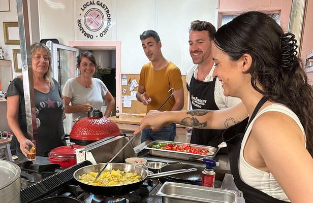 Evening Spanish Tapas Cooking Class with Drinks in Alicante