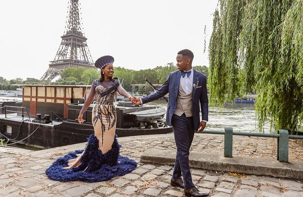 Fun & Professional Eiffel Tower Photoshoot in Paris
